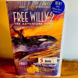Free Willy 2 The Adventure Home VHS With Mystical Whale Pendant New Rare